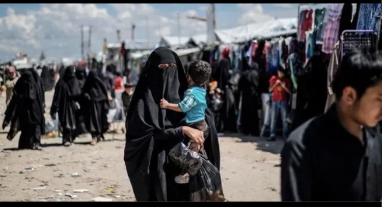 صحيفة:المخيمات ومراكز الاحتجاز التي تحتوي عائلات وأسرى "داعش" لا تزال "قنبلة موقوتة"
