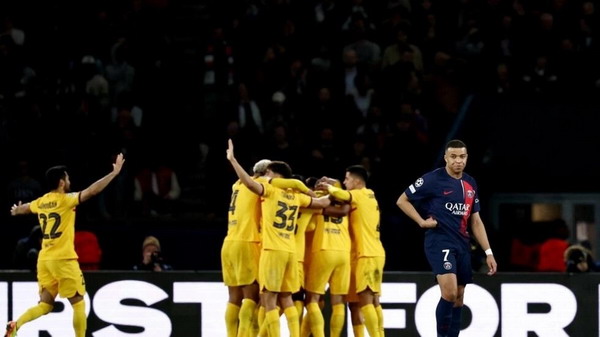برشلونة يعود بفوز ثمين من معقل باريس سان جيرمان ويضع قدماً بنصف نهائي الابطال