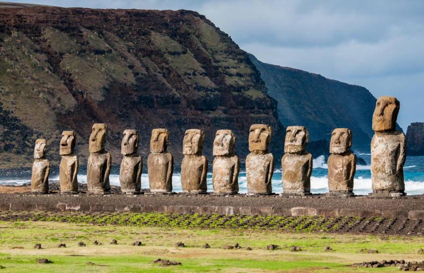 مئات التماثيل الهائلة المنتشرة على جزيرة" القيامة" .. تجعلها واحدة من اكثر الاماكن في العالم غموضا.. 