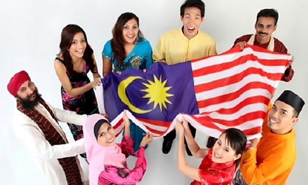 ما الذي يجعل الماليزيين منسجمين مع بعضهم رغم اختلافاتهم العرقية؟