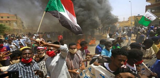 مقتل شاب جراء إطلاق قنابل الغاز لتفريق احتجاجات جديدة في الخرطوم