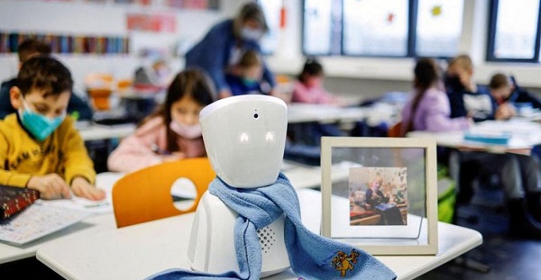 روبوت يذهب إلى المدرسة بدلاً من طفل ألماني مريض