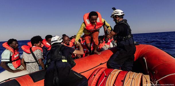 برلماني ايطالي: نحو 700 ألف مهاجر في ليبيا يتحينون فرصة الانطلاق بحرا إلى شواطئنا