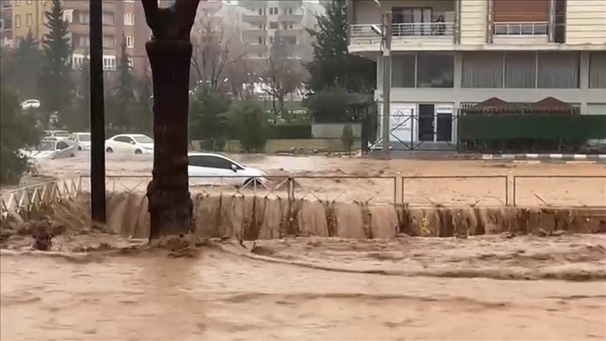 بينهم 5 سوريين.. وفاة اكثر من 10 أشخاص إثر فيضانات جنوبي تركيا