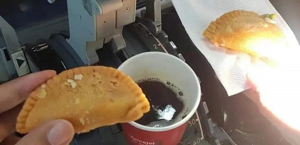 إيقاف طيارين تناولا الطعام داخل قمرة القيادة 