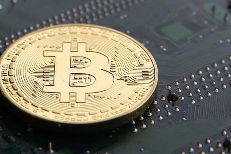 بيتكوين تتخطى حاجز 30 ألف دولار للمرة الأولى منذ عام