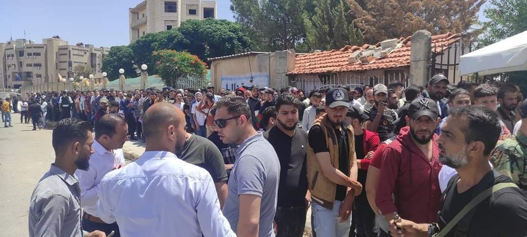 تعرض محافظ درعا و لواء للضرب في مركز التسوية في درعا