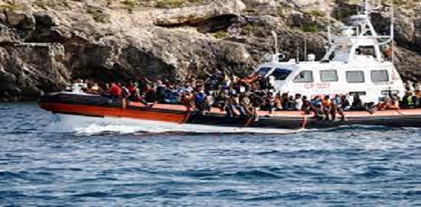 خفر السواحل الايطالي ينقذ عشرات المهاجرين كانوا على متن عبارة شب فيها حريق

