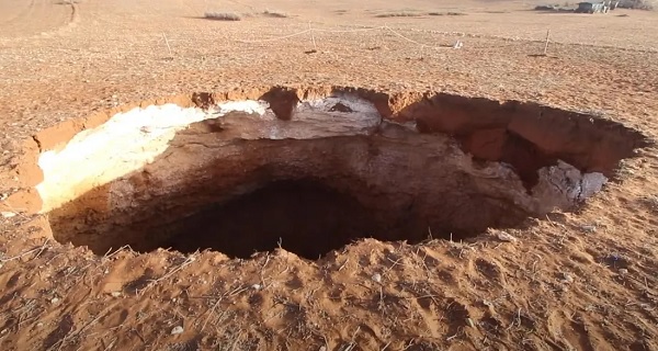 حفرة بعمق 60 مترا" تظهر فجأة وتثير الرعب في المغرب"