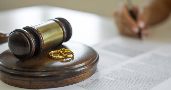 خطأ في الكمبيوتر" لمحامين يتسبب بطلاق زوجين رسميًّا"