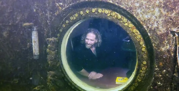 رجل يعيش تحت الماء 93 يوما ويخرج أصغر سنا