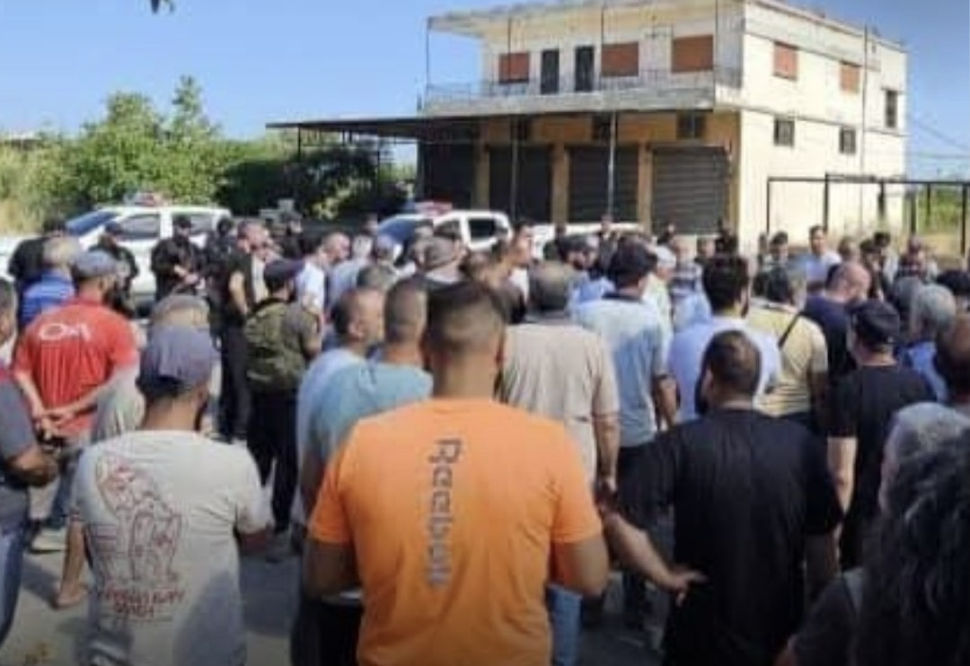احتجاجات بريف جبلة بعد مقتل شاب..ووزارة الدفاع تُحيل المتهم للقضاء العسكري
